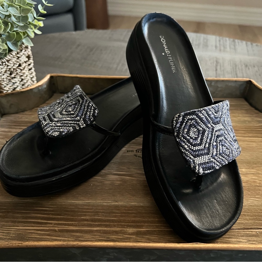 Donald Pliner platform sandal, EUC size 9.5